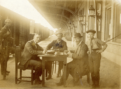 881794 Afbeelding van een aantal personen (waaronder links Adriaan Rombach, inspecteur van het vervoer bij de ...